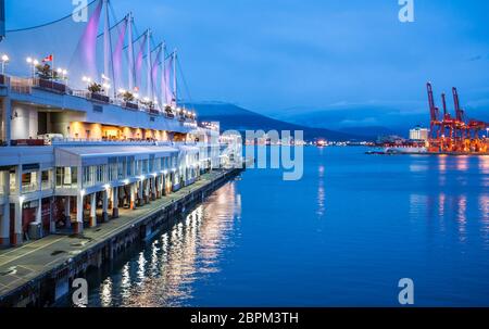 Canada Place, il terminal delle navi da crociera sul lungomare di Vancouver, di notte. Foto Stock