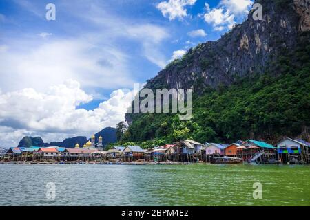 Koh Panyi villaggio di pescatori nella Baia di Phang Nga, Thailandia Foto Stock