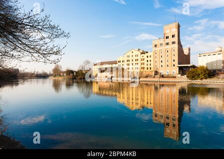 Archeologia industriale lungo il fiume Sile. Vecchia fabbrica abbandonata. Punto di riferimento italiano Foto Stock