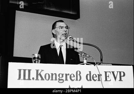 3. Kongress der EVP - 80er Jahre - Auf dem Bild ist Leo Tindemans auf 3. Kongress der EVP in den 80ern zu sehen. Foto Stock