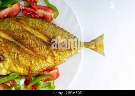 Pesce fritto su sfondo bianco con fuoco selettivo Foto Stock