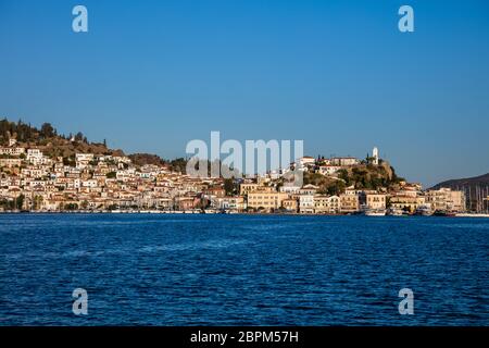 Isola di Poros dal mare Foto Stock