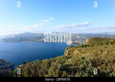 Cassis vista dal Capo Canaille top, Francia. Bellissimo paesaggio francese. Foto Stock