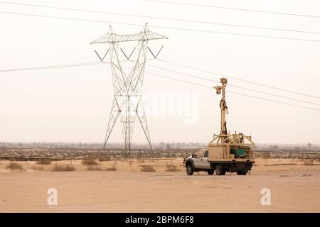 Veicolo di sorveglianza della pattuglia di confine con Messico e muro di barriera sullo sfondo Foto Stock