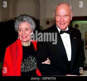 ***FILE PHOTO*** Annie Glenn, moglie di John Glenn, è passata via di complicazioni COVID-19. Il senatore degli Stati Uniti John H. Glenn (democratico dell'Ohio) e sua moglie Annie arrivano alla Casa Bianca per la cena di Stato che onora il presidente della Cina Jiang Zemin alla Casa Bianca a Washington, DC il 29 ottobre 1997.Credit: Ron Sachs/CNP. /MediaPunch Foto Stock