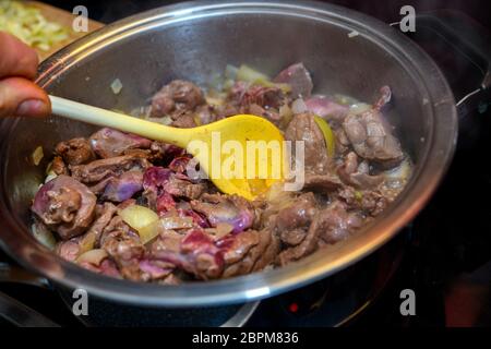 gulash di gioco in pentola su stufa con cucchiaio di agitazione Foto Stock