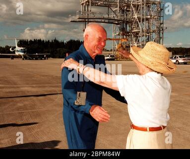 ***FILE PHOTO*** Annie Glenn, moglie di John Glenn, è passata via di complicazioni COVID-19. Lo specialista di Payload STS-95 John H. Glenn Jr., senatore degli Stati Uniti dell'Ohio, raggiunge per abbracciare sua moglie, Annie, dopo l'atterraggio alla struttura di atterraggio della navetta del Kennedy Space Center a bordo di un jet T-38 il 26 ottobre 1998. Dietro la coppia si trova il dispositivo di accoppiamento/dematazione utilizzato per sollevare e abbassare l'orbiter dal suo aereo di trasporto a navetta durante le operazioni di traghetto. Glenn e altri membri dell'equipaggio sono volati in KSC per preparare i preparativi finali per il lancio. Destinato al liftoff alle 14:00 del 29 ottobre 1998, la STS-95 Miss Foto Stock