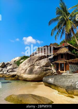 Bella spiaggia tropicale accogliente bungaloo a Ko Tao, isola tropicale tailandese. Cielo blu in un resort esotico. Foto Stock