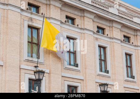 Bandiera in Piazza San Pietro da Roma al Vaticano in Italia Foto Stock