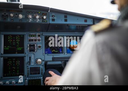 Il pilota accelera la mano sulla valvola a farfalla in un aereo commerciale volo in aeroplano cockpit durante la fase di decollo Foto Stock