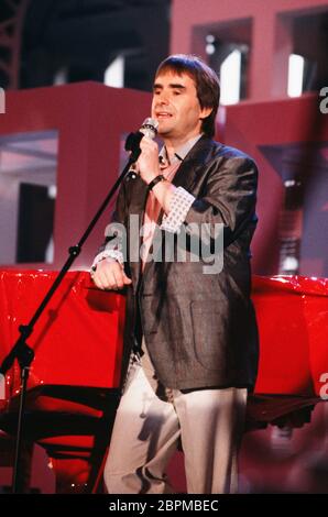 Chris de Burgh singt - 80er Jahre - Chris de Burgh cantare in Einer Late-Night-Show in den 80er Jahren. Foto Stock