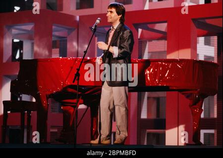 Chris de Burgh singt - 80er Jahre - Chris de Burgh cantare in Einer Late-Night-Show in den 80er Jahren. Foto Stock