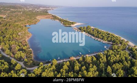 Vista aerea della spiaggia Glarokavos nella penisola Kassandra. Halkidiki, Grecia Foto Stock