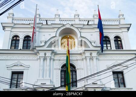 Governo facciata di edificio vista, Sucre, Bolivia. Bandiera boliviana Foto Stock