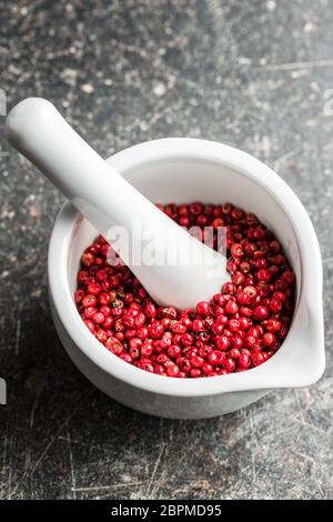 Essiccato peppe rosa nel mortaio. Foto Stock