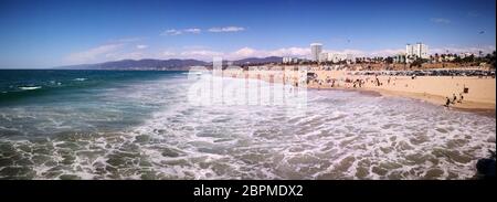 Molo di Santa Monica nella città di Santa Monica con vista panoramica sulla Santa Monica state Beach sull'Oceano Pacifico in California, USA Foto Stock