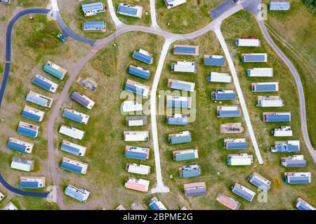 Vista aerea di roulotte statiche vuote all'Elie Holiday Park vicino a Elie in Fife. Il parco sarebbe occupato in questo periodo dell'anno ma è chiuso a causa della covid-19 Foto Stock
