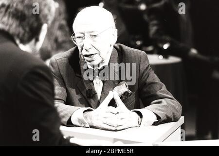 WDR Fernsehsendung 'Ich stelle mich' // 18.04.1988 - Auf dem Bild ist der Börsenexperte André Kostolany in der TV-Sendung 'Ich stelle mich' in den 80ern zu sehen. Foto Stock