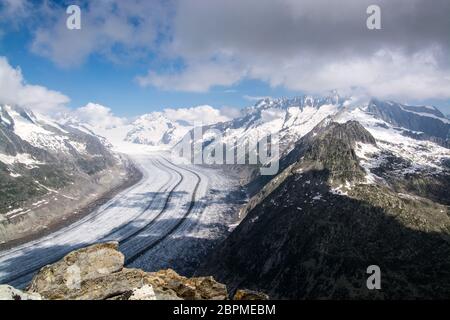 Il ghiacciaio di Aletsch è il più grande ghiacciaio nella parte orientale delle Alpi bernesi nel cantone svizzero del Vallese. Foto Stock