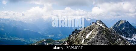 Il ghiacciaio di Aletsch è il più grande ghiacciaio nella parte orientale delle Alpi bernesi nel cantone svizzero del Vallese. Foto Stock