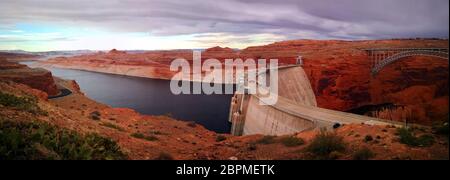 Glen Canyon Dam con vista panoramica sul lago Powell in Arizona, Stati Uniti Foto Stock