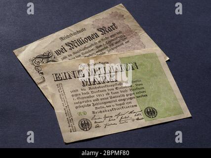 Eine und Zwei milioni di Mark (significato uno e due milioni di Mark) Anno 1923 banconote inflazione denaro dalla Repubblica di Weimar Foto Stock