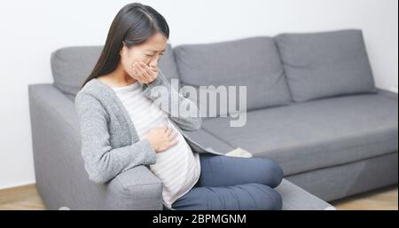 La donna incinta soffre di nausea Foto Stock