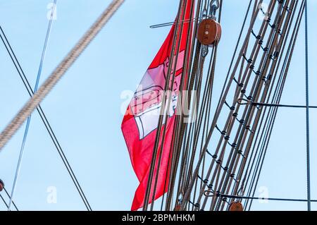 Bandiera di Amburgo nella manipolazione sull'albero di una nave a vela Foto Stock