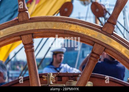 Il volante in legno su una nave a vela Foto Stock