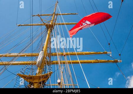 Bandiera di Amburgo nella manipolazione sull'albero di una nave a vela Foto Stock