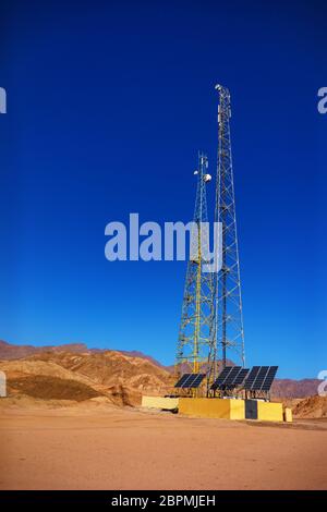 Torri gsm con pannelli solari in montagna Foto Stock