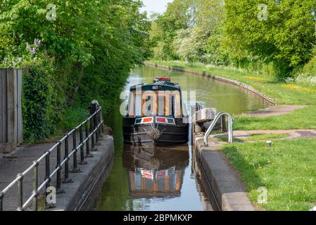 Bloccare con un narrowboat in avvicinamento sul canale Llangollen nello Shropshire, Regno Unito Foto Stock