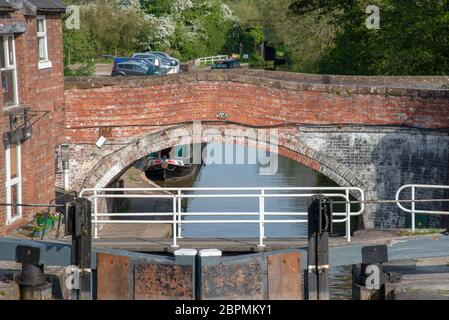 Bunbury Bridge No 105 con un cancello chiuso sul canale Shropshire Union, vicino a Bunburey a Cheshire, Regno Unito Foto Stock