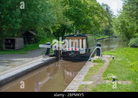 Bloccare con un narrowboat in avvicinamento sul canale Llangollen nello Shropshire, Regno Unito Foto Stock