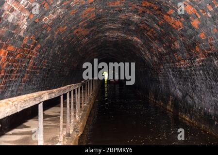 Il tunnel Chirk, costruito nel XVIII secolo, è un tunnel ancora navigabile sul canale Llangollen in Galles. Foto Stock