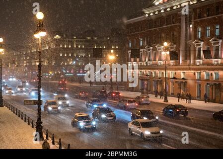 San Pietroburgo, Russia - Marzo 19 2018. Nevicate notturne sulla prospettiva Nevsky. Foto Stock