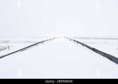 Snowy strada pericolosa tutti coperti di neve in inverno Foto Stock