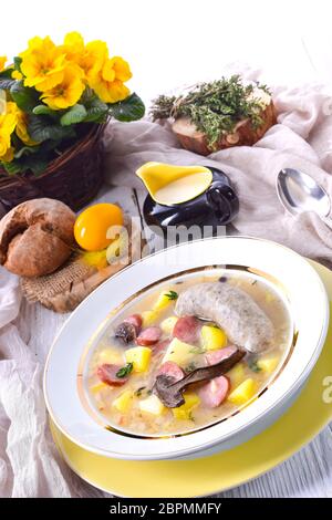 Un polacco zuppa di Pasqua in casa con salsiccia bianca e funghi Foto Stock