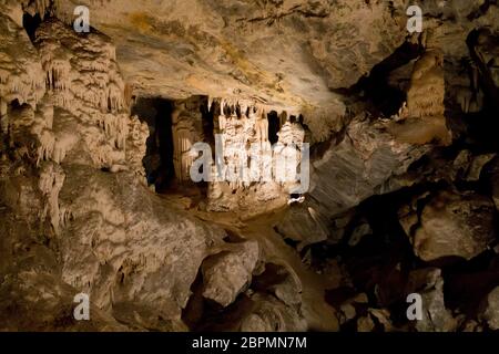 Vista interna di grotte Cango a Oudtshoorn in Sud Africa. Pietra miliare africana. Destinazione di viaggio Foto Stock