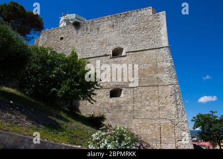 Il castello svevo di Vieste sorge sul bordo della città vecchia, su una scogliera che si affaccia sul mare si affaccia sulla spiaggia di Scialara, noto anche come "Cast Foto Stock