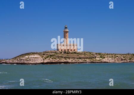 Il faro di Vieste, sorge sulla roccia di Santa Eufemia e o di S. Eugenia (situato tra le rocce di Santa Croce e San Francesco), solo in f Foto Stock