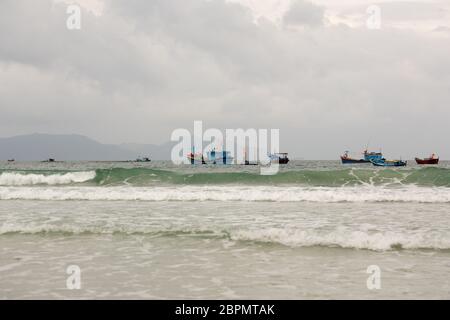 Navi in mare, una piccola onda in una giornata nuvolosa in Vietnam Foto Stock