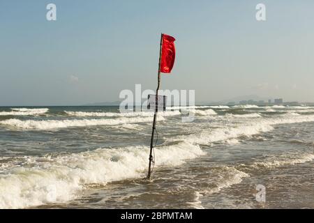 Bandiera rossa di avvertimento sulla spiaggia di Vietnam Cam Ranh Foto Stock