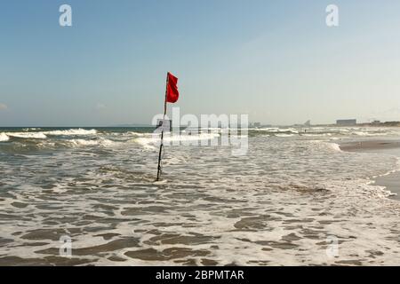 Bandiera rossa di avvertimento sulla spiaggia di Vietnam Cam Ranh Foto Stock