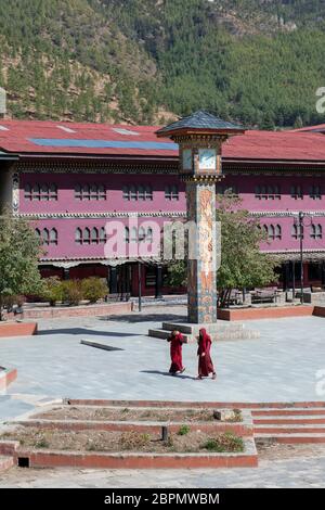 Bhutan, Thimphu, Piazza della Torre dell'Orologio. Ornate torre dell'orologio nel centro del centro città circondato da negozi e ristoranti. Foto Stock