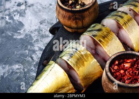 Appetitoso pesce affumicato su cucina board.sgombro affumicato.Cucina mediterranea Foto Stock