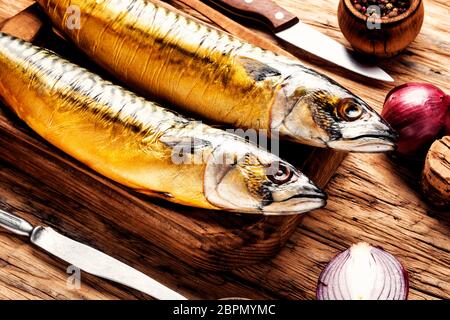 Appetitoso pesce affumicato su cucina board.sgombro affumicato.Cucina mediterranea Foto Stock