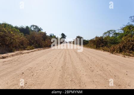 Brasiliano della strada sterrata in prospettiva. Famosi brasiliani Transpantaneira strada sterrata. Area Pantanal, Brasile Foto Stock