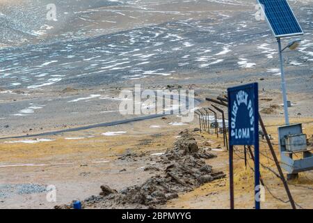 Road to Heaven in Ladakh situato a Jammu & Kashmir, India. Viaggiare sulle strade di Ladakh è un modo troppo divertente e avventuroso. Montagne di neve in Ladakh. Foto Stock