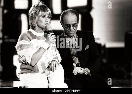 Deutsche Fernsehsendung von Alfred Biolek - Die dänische Sängerin und Schauspielerin Gitte Hænning-Johansson (Links) und der deutsche Fernsehunterhaltungskünstler Alfred Biolek (rechts) während einer deutschen Fernsehsendung. Foto Stock